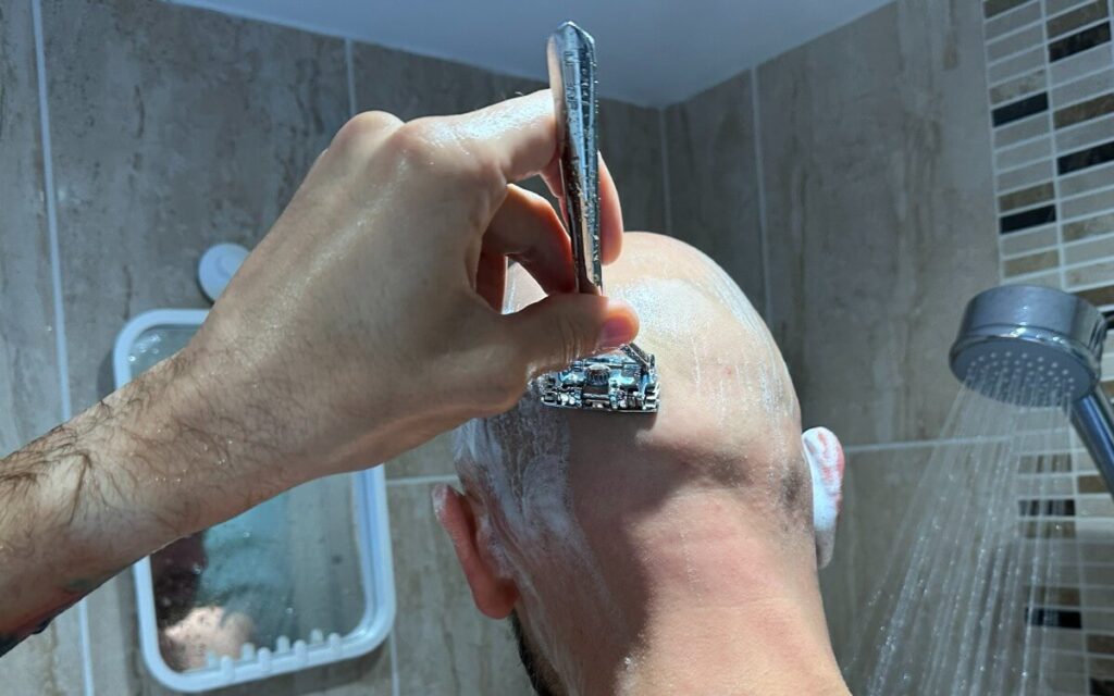 Shaving the back of my head with the Leaf Razor